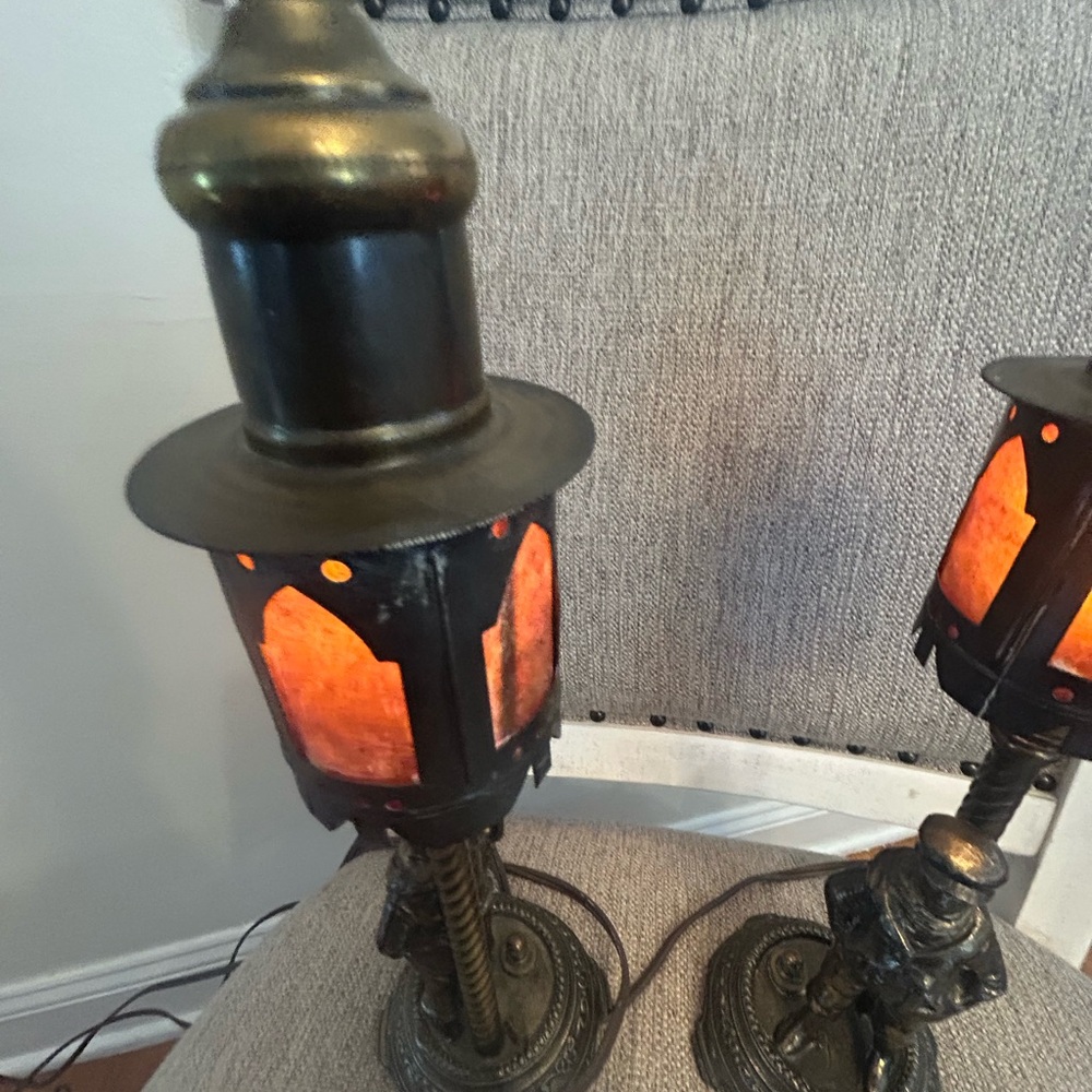These are vintage "Seaman" or
"Sailor" statue lamps made of cast metal